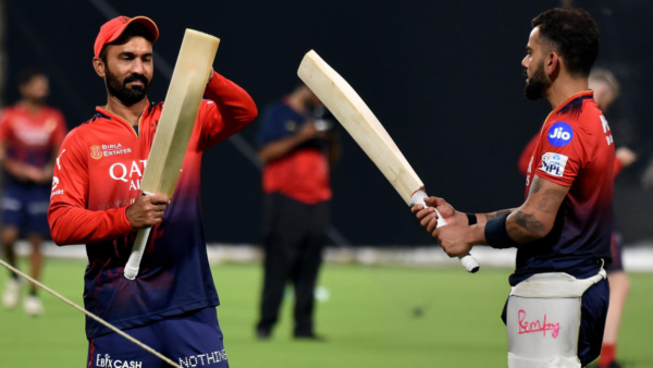 During the timeout of the IPL 2025 final, Dinesh Karthik, RCB’s mentor and batting coach, was seen giving some advice to Virat Kohli.